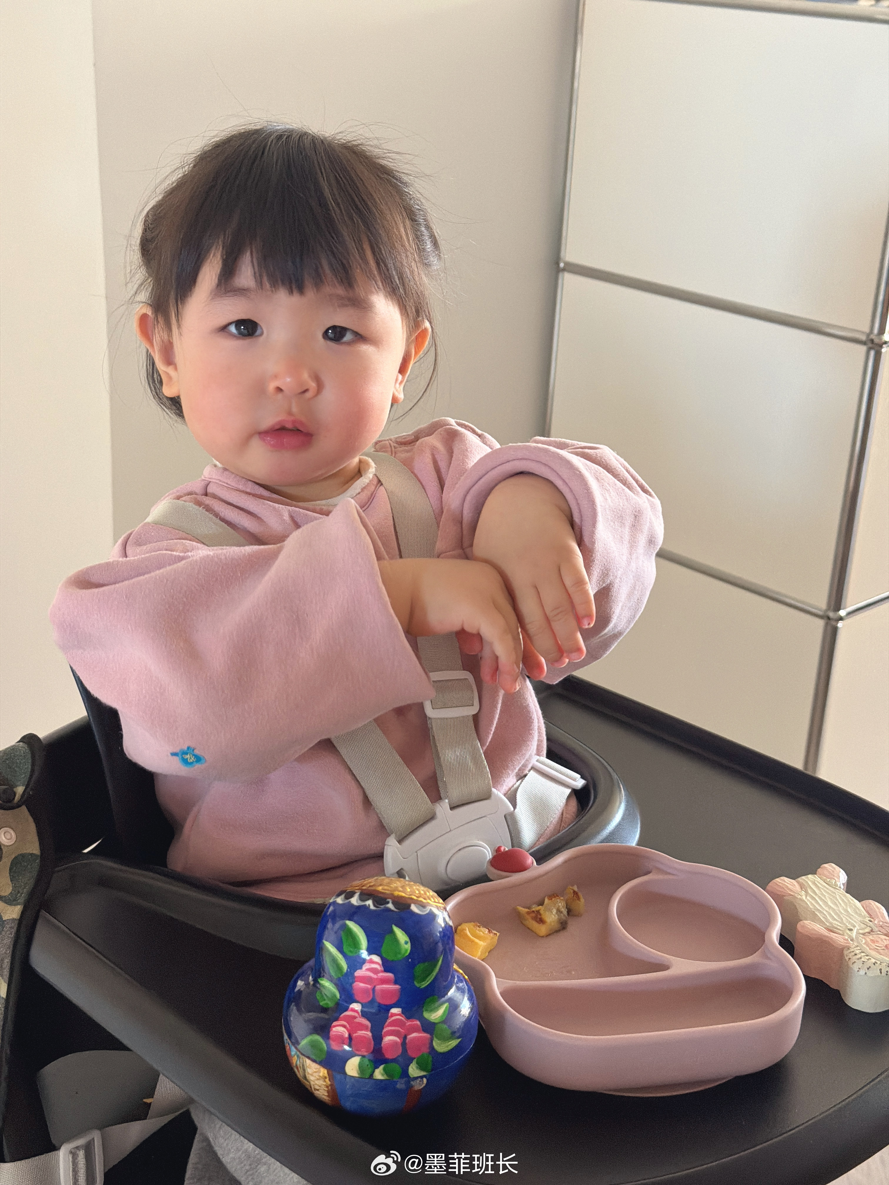 看这个小孩吃早餐