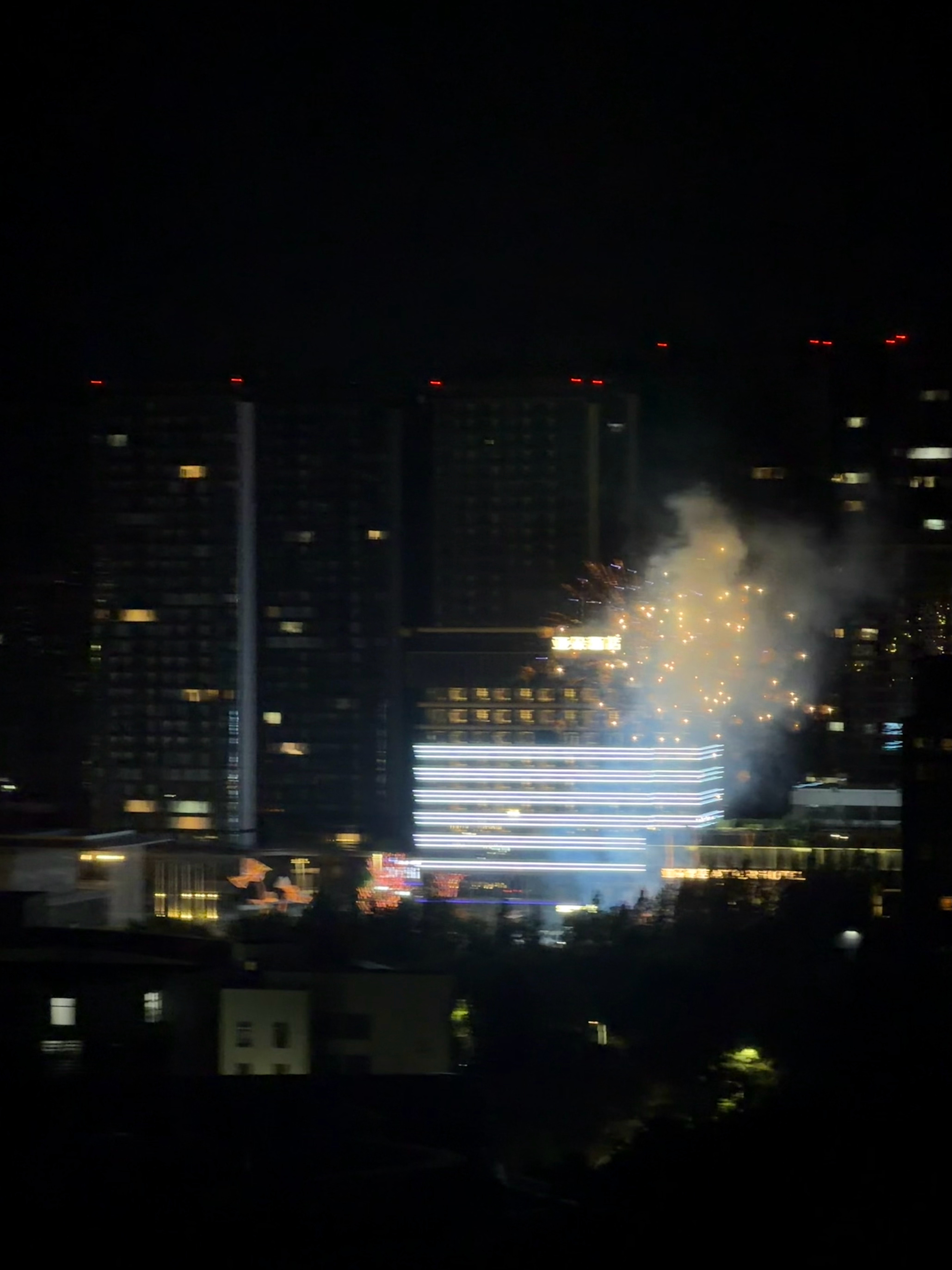 夏天有很多神奇事情发生，比如半夜的烟花 青岛·中国石油大学(华东)