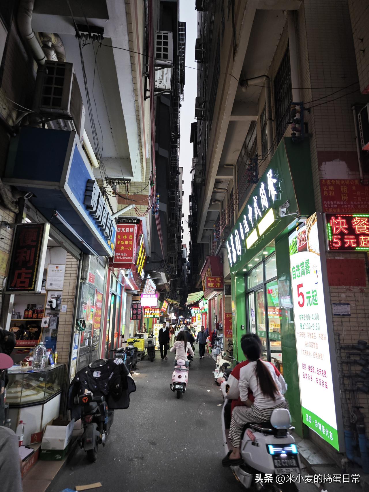 广州握手楼你拉屎，对面楼都闻到
 
在广州逛城中村，第一次见到这种“握手楼”，两