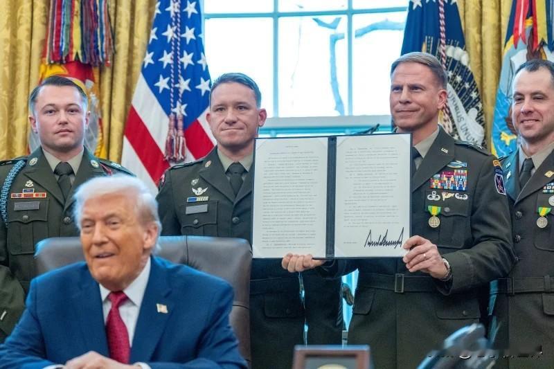 【特朗普：对ISIS目标的空袭是“圣诞礼物”】
华盛顿时间2025年12月26日