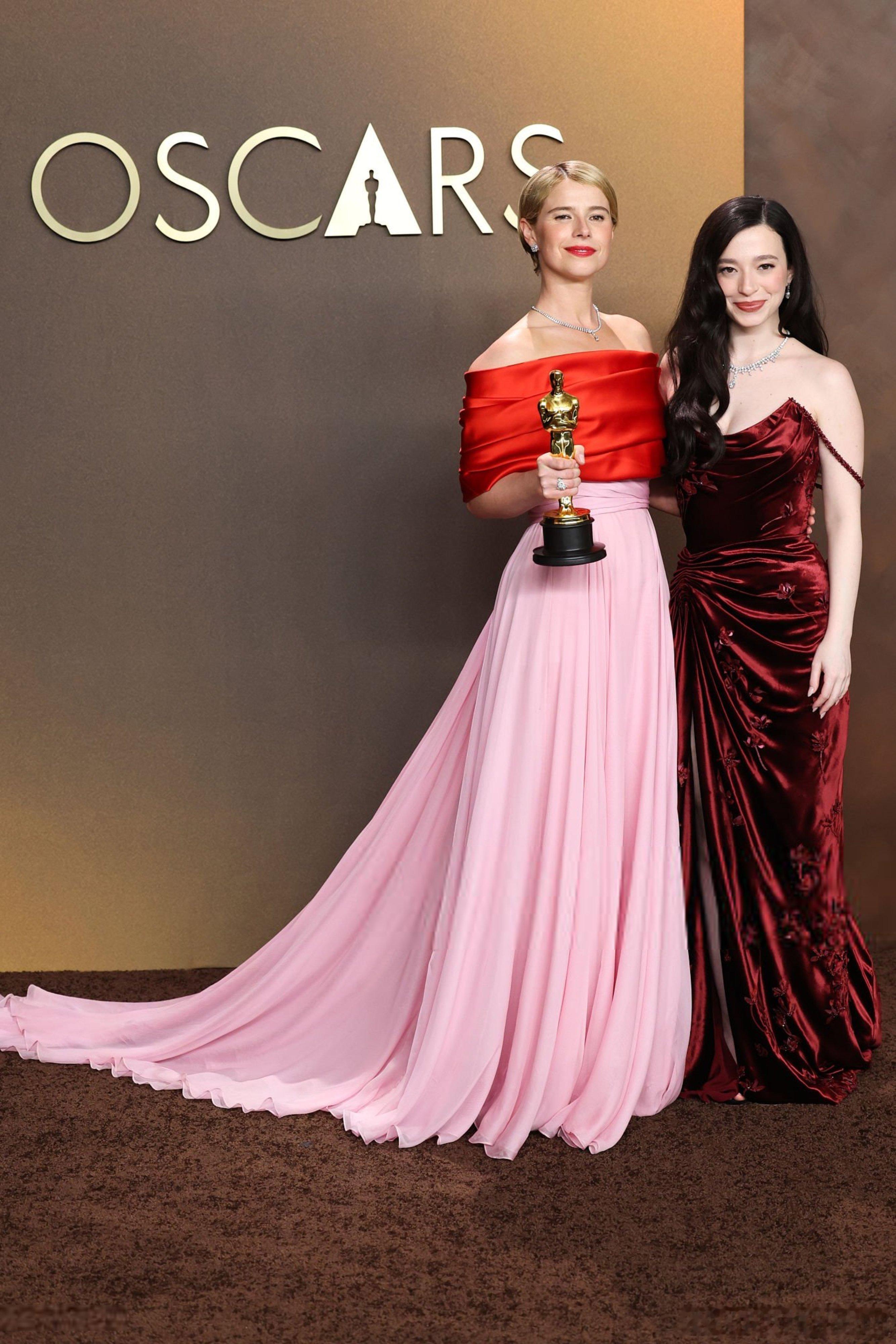 米奇·麦迪森和杰西·巴克利两位奥斯卡影后的合影 