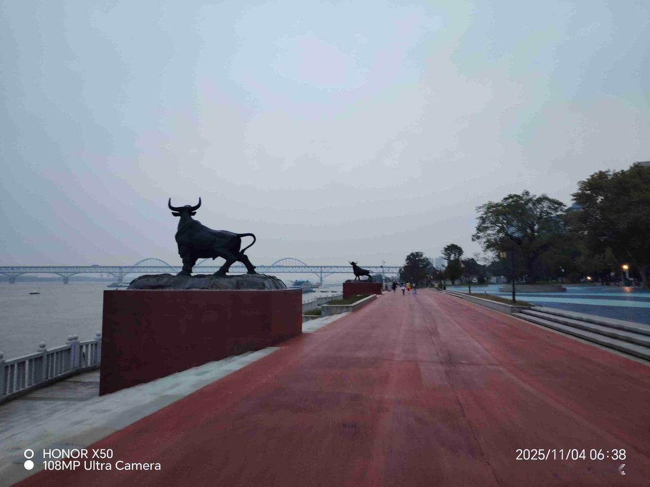 我的今日状态：🏝️旅行度假
我这里的天气：🌤️多云长江岸边晨练赏《镇江牛》