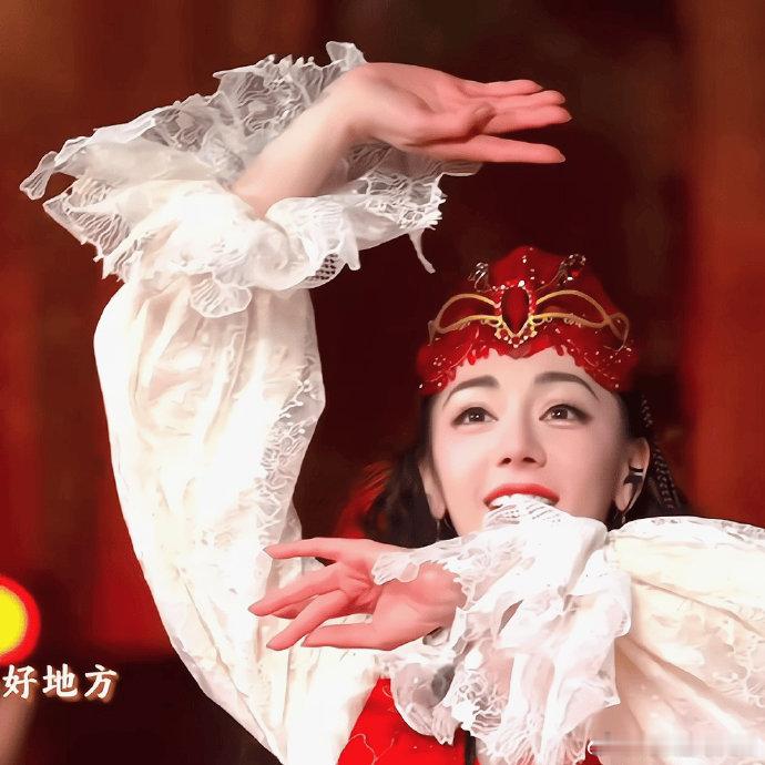 新疆石榴花迪丽热巴永远绽放光彩新疆石榴花迪丽热巴绽放光彩看《舞乐新疆》，迪丽热巴