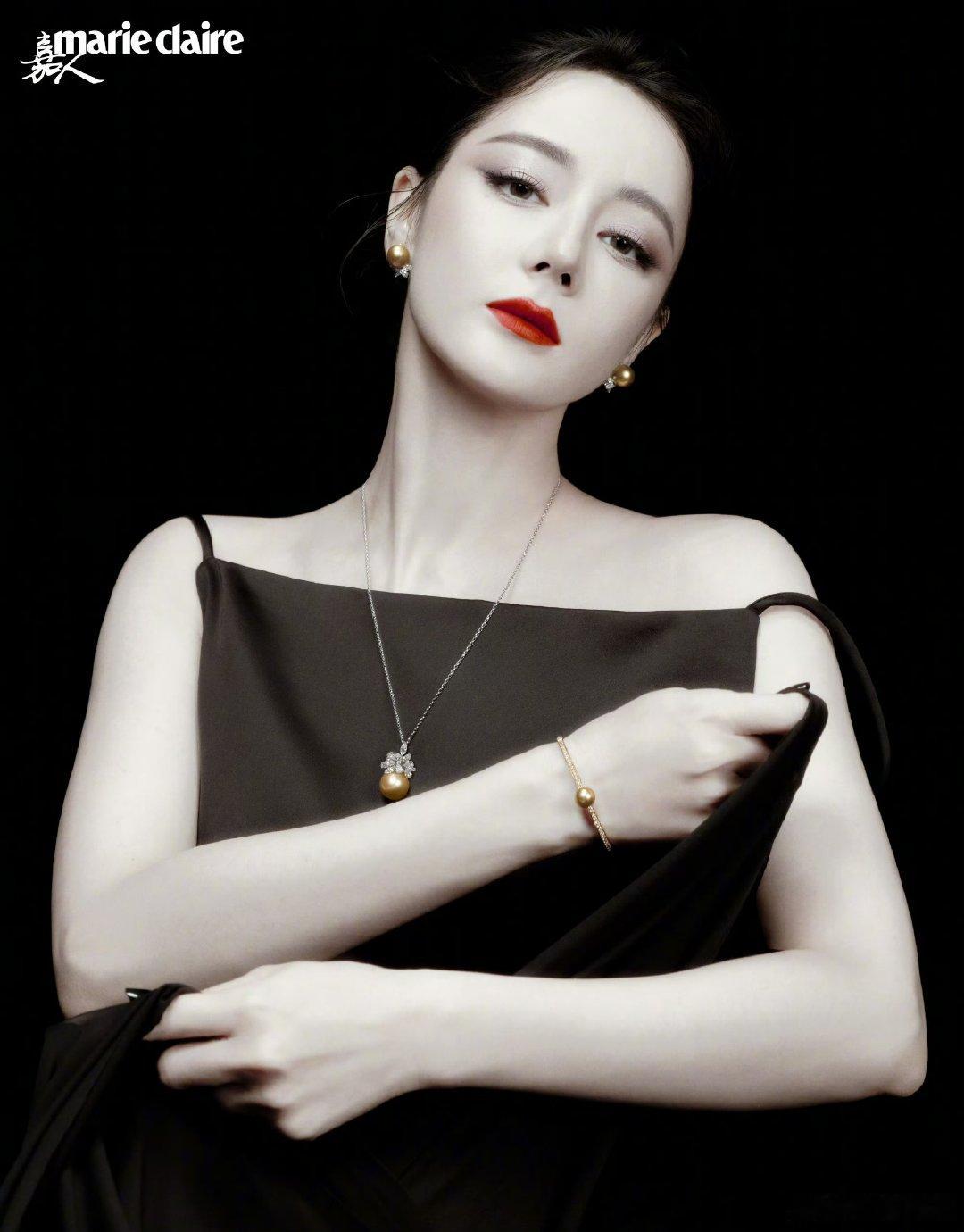 迪丽热巴真正的人在演绎衣服 迪丽热巴与造型共鸣利落露背裙、梦幻蓬纱轮番登场，热巴