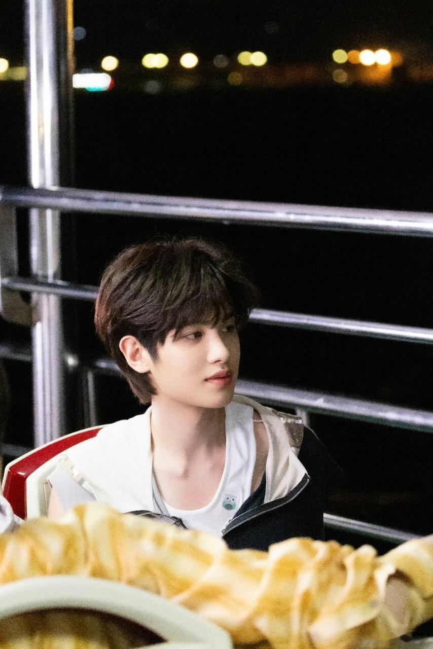 #黄明昊谈自己当演员的核心竞争力##黄明昊希望十年后活成王传君#原来小贾平时解压