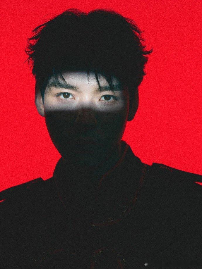 龚俊嘴忙着唱歌脚忙着找拍子嘴上唱得超投入超稳，脚下却在默默努力找节奏，这小动作也