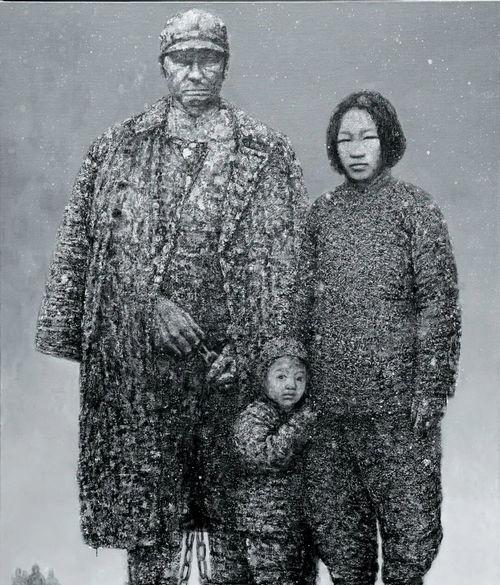 1937年初，日本兵将一家三口押到了刑场上。当父亲被他们砍断脖子后，5岁的小男孩