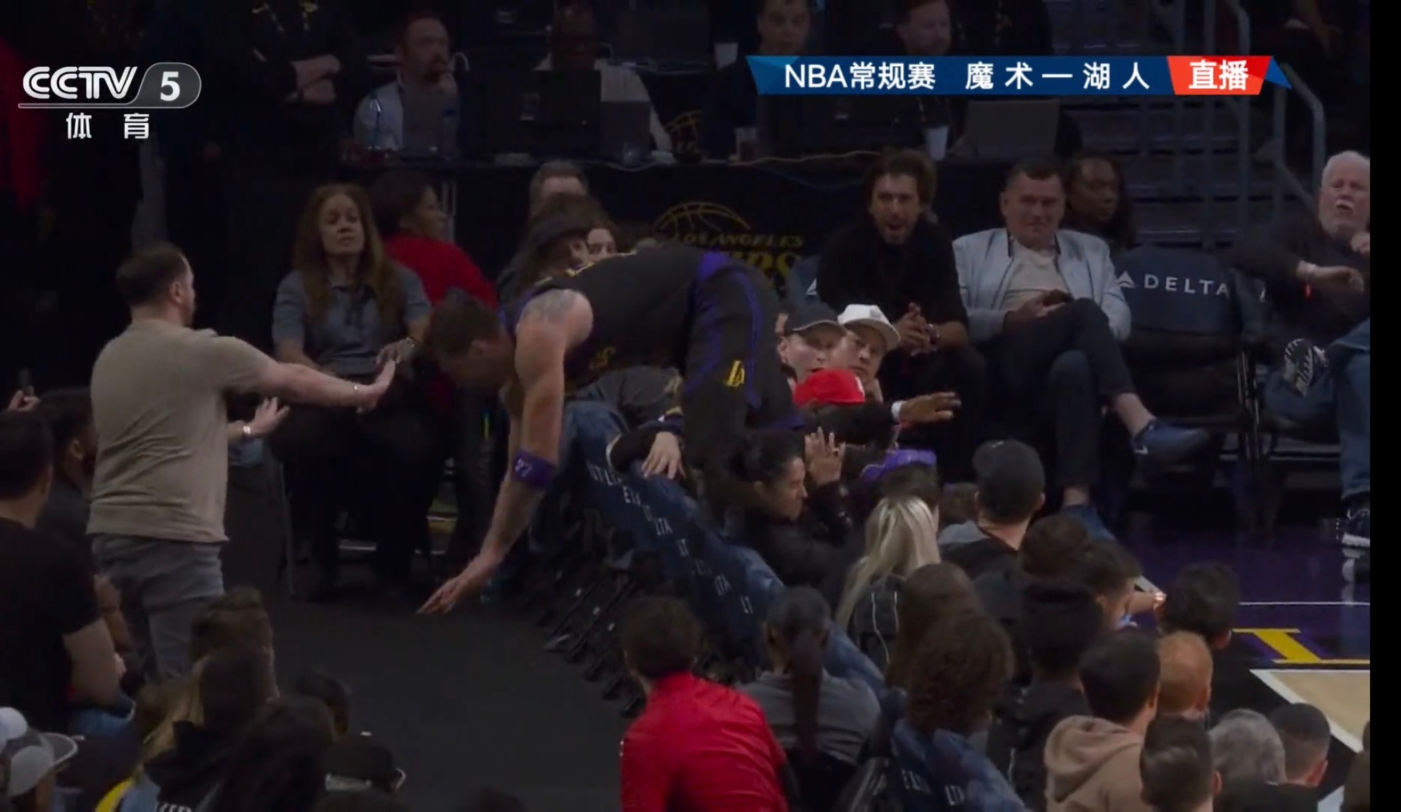 东契奇这球可真够拼的，小心别受伤！！ 