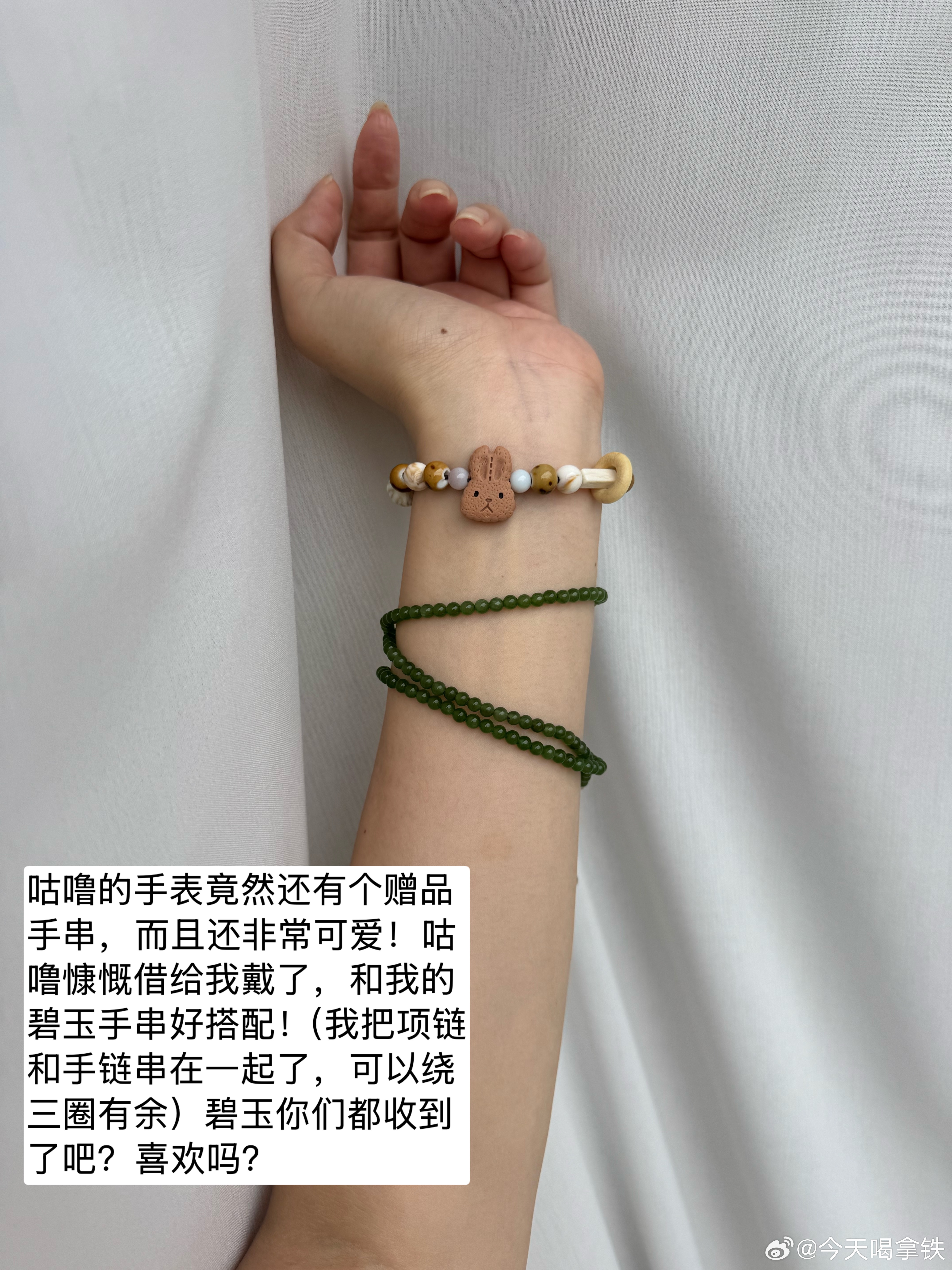 其实i watch搭配起来也还行/但最后还是换上了小黑方表。陪咕噜去上钢琴课，不