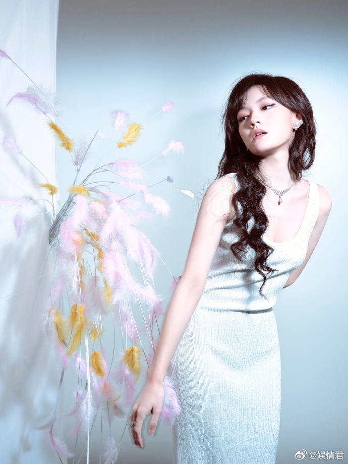 文淇长发大波浪 太戳人了！文淇这组长发大波浪造型，蓬松灵动的弧度，长度刚刚好，自