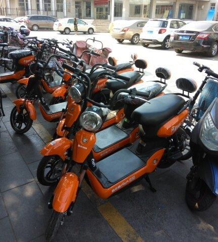 刚才走在合肥的街上，突然发现辅路上的共享单车有很多种类，就动力来讲，有电动和脚踏