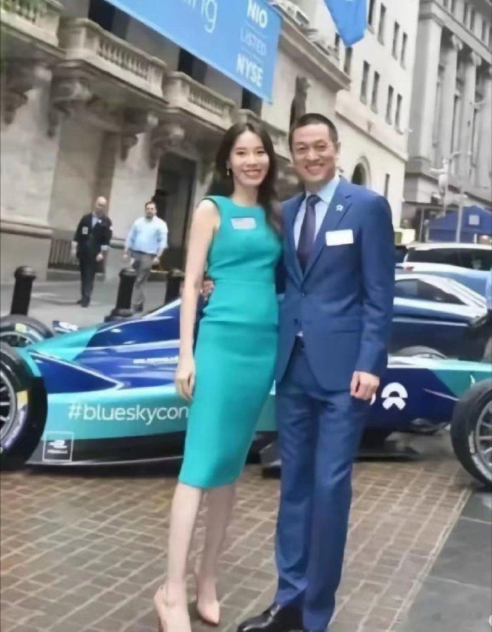 蔚来老总李斌也太有福气了吧！娶了一位温文尔雅知性贤惠的妻子，据说两人还是一见钟情