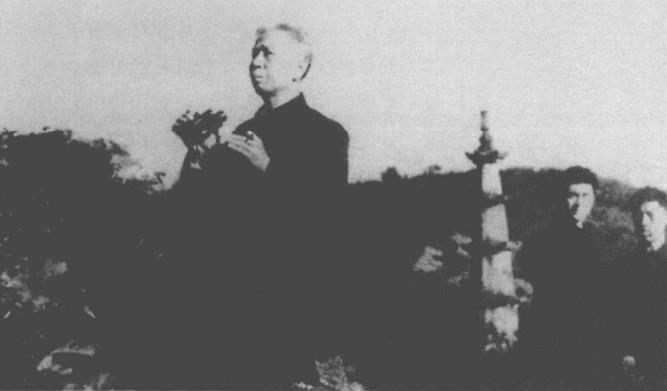 1961年4月25日，刘少奇登上长沙县天华山察看山林被毁情况