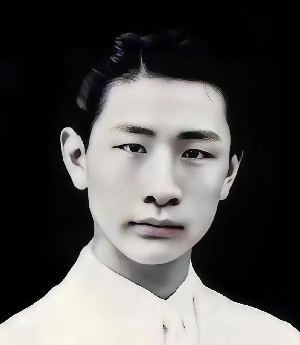 1940年，熟睡中的冯运修，突然感觉不对劲，好像是日军包围他家了。他从枕头下摸出