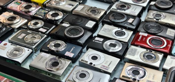 现在老相机成了“电子黄金”，价格涨幅比黄金还猛，不少人直呼后悔卖早了。有网友6年