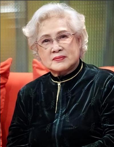 2018年，96岁的秦怡接受了鲁豫的访谈。当鲁豫轻声问道：“如果人生重来一次，你