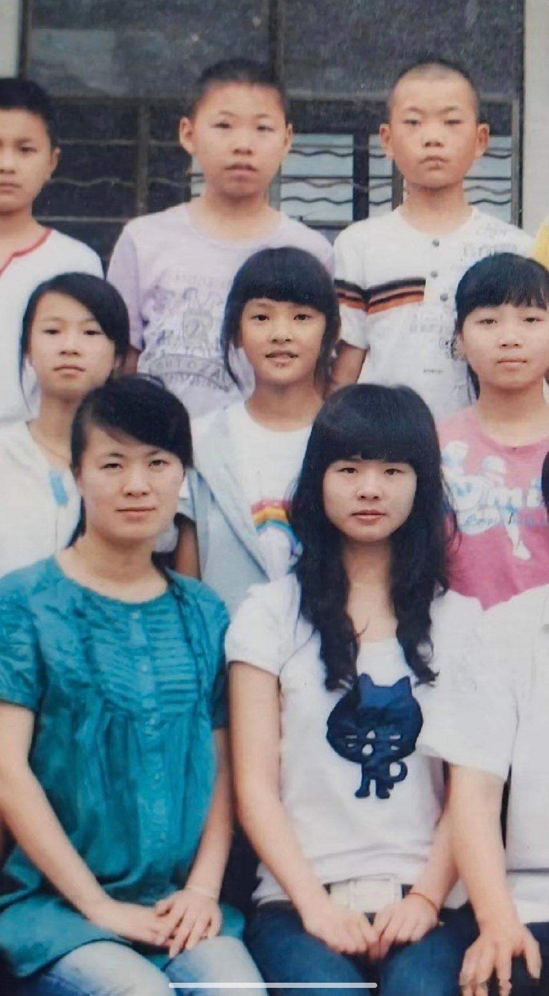 曝章若楠小学毕业照章若楠小学就这么潮了 小时候很好看啊 ​​​