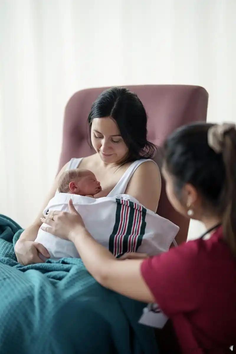 问：妈妈乳房小，就一定会没奶吗？ 母乳妈妈奶少妈妈奶量享喂母乳喂养 答：曾经有咨