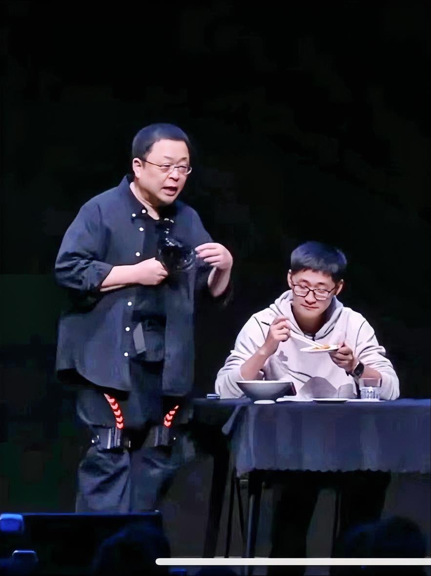 这次是真的尴尬了！

罗永浩这次的新年发布会翻车现场，

已经不是迟到50分钟，