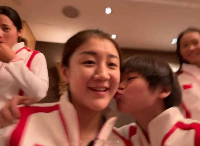 【#全红婵亲亲陈梦#】#全红婵亲陈梦脸颊#8月31日，全红婵在自己的社交媒体晒出