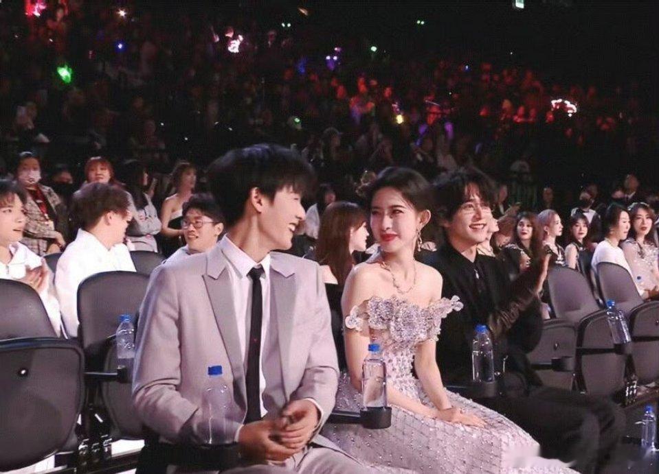 星光大赏名单又是一年的星光大赏了，看到昀牵孟绕了，昀牵孟绕再度携手星光闪耀吧…