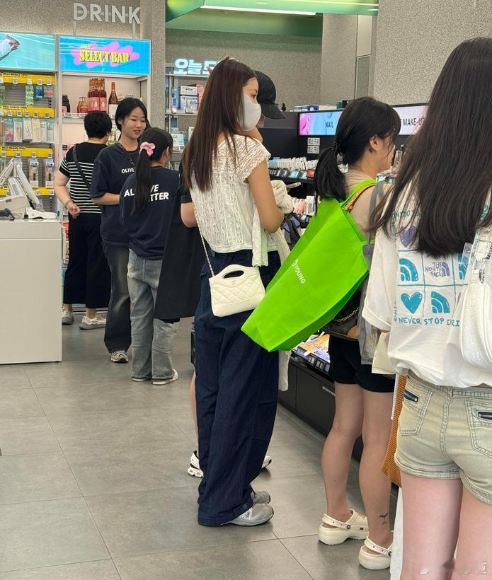 #韩国偶遇张子萱购物# 有网友在韩国偶遇逛街的张子萱，穿搭休闲随性，身材纤瘦比例
