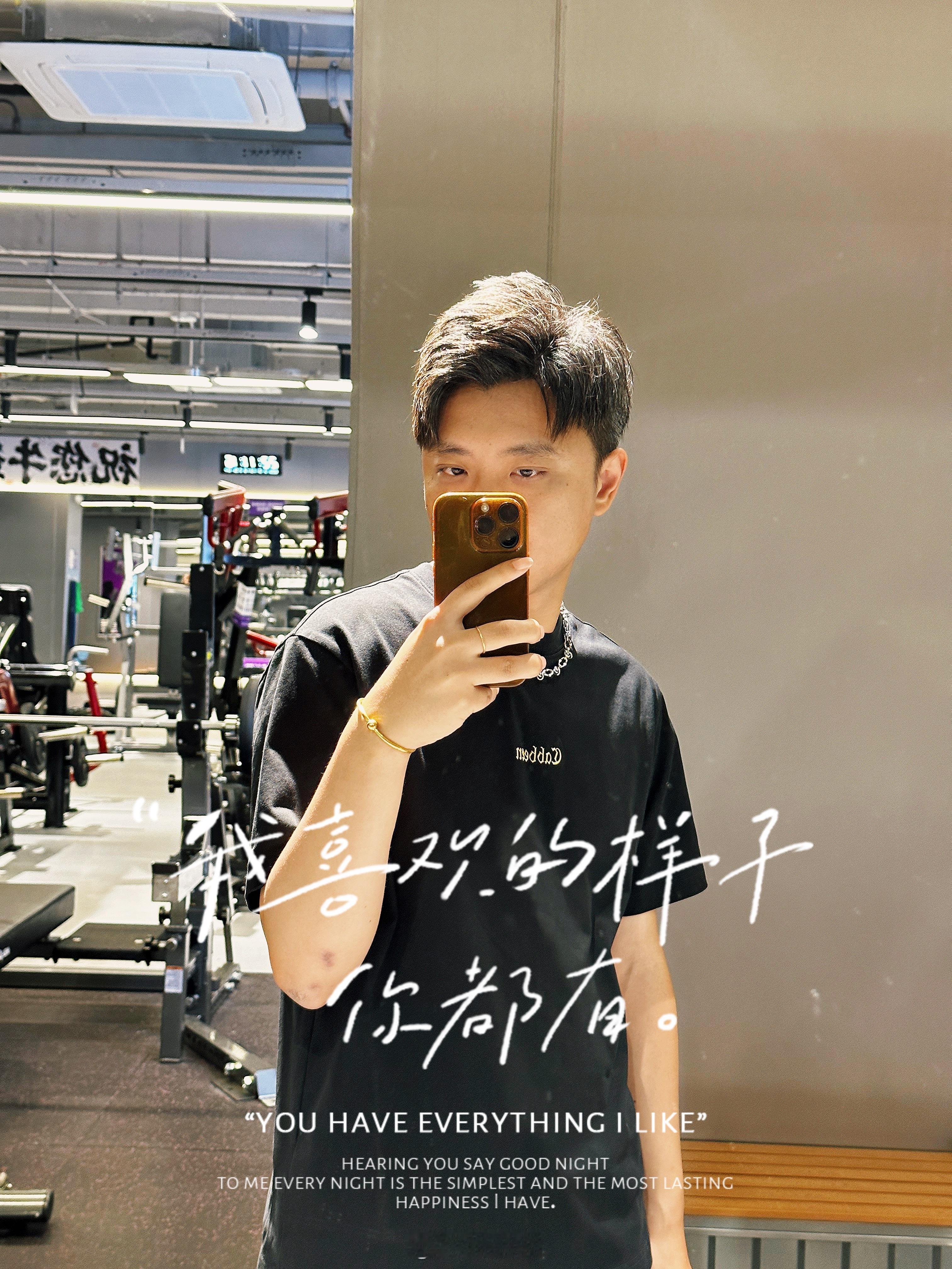 cv绝色君[超话]  练到最后全是摆拍，假装自己很努力的样子[捂嘴哭] ​​​