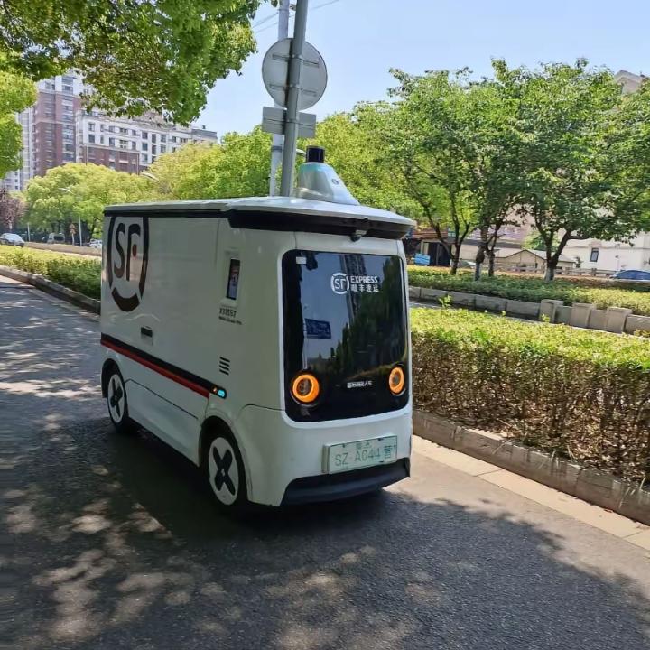 清华教授灵魂拷问：无人科技狂飙，普通人该何去何从？
 
清华教授柳冠中语出惊人!