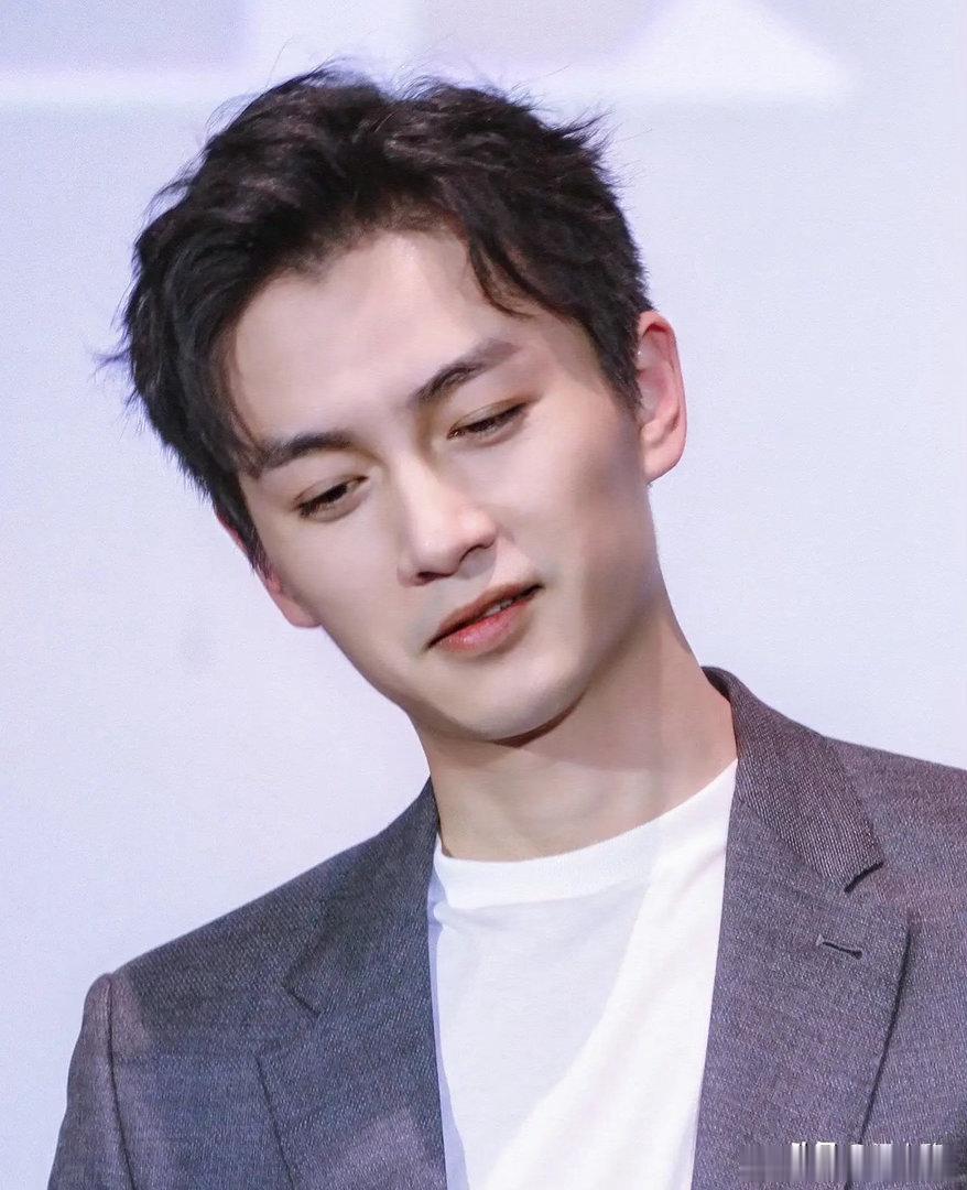 主持人问陈晓:“你最担心进入婚姻里头会遇到的情况是什么？”陈晓说:“感情破裂了，