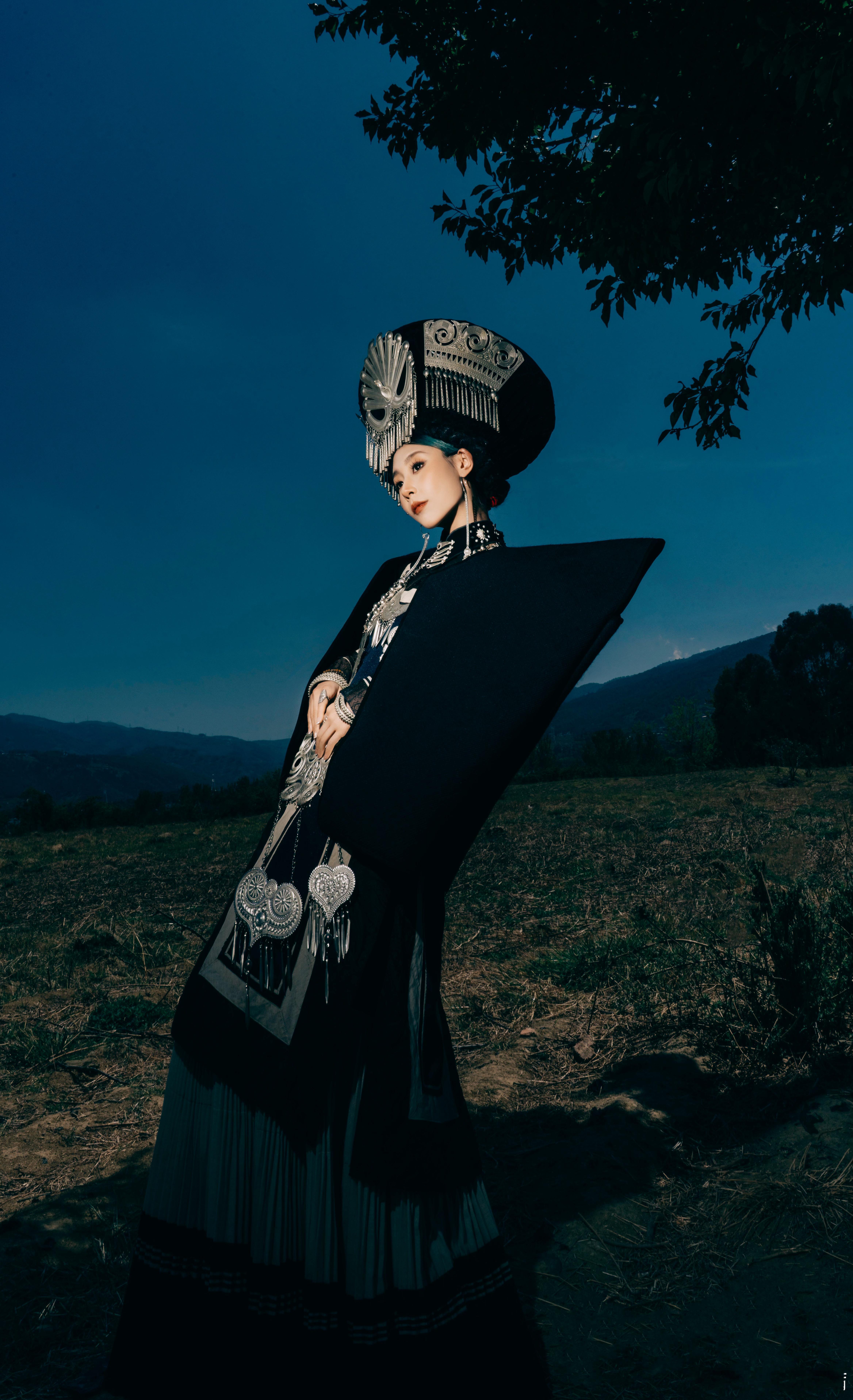 去凉山前是猴，去凉山后是____建议把彝服纳入医保穿上后大脑一片祥和呲牙咧嘴病都