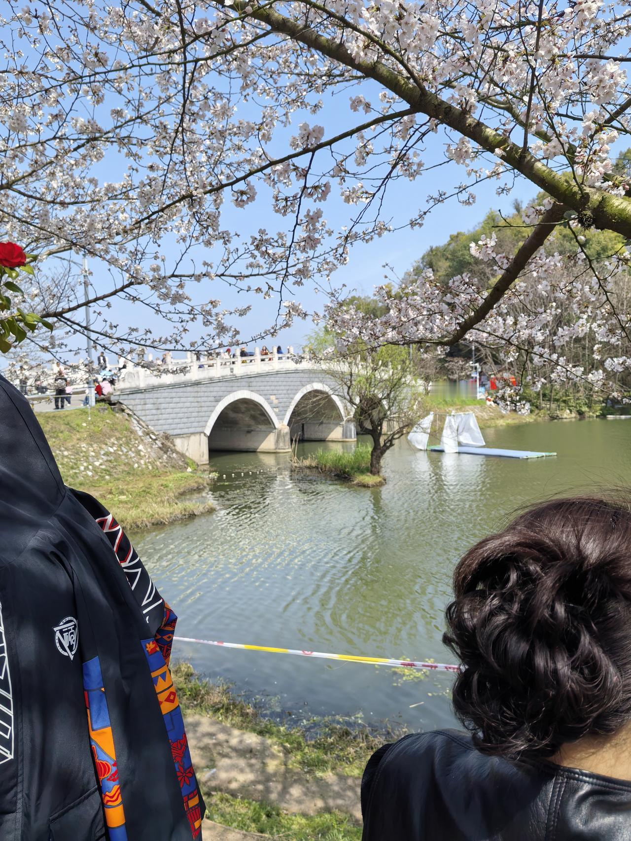 中国要保持在全球经济中的优势地位，可从多方面发力。
产业结构上，制造业是重要支柱