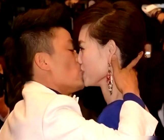 多年后再看王宝强戛纳那一跪，才明白什么是人性教科书。

他以为那是人生巅峰，单膝