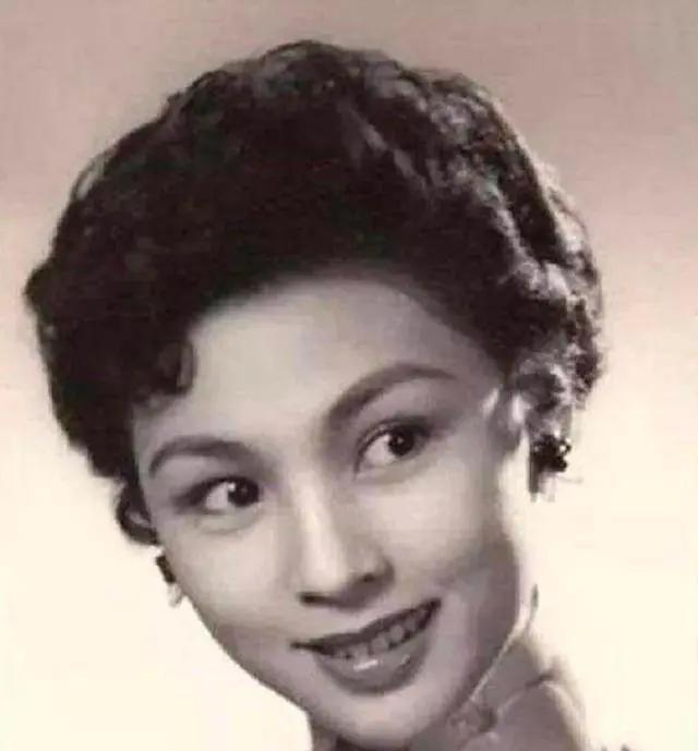 1945年，杨森和九姨太蔡文娜温存一晚后，看着熟睡的女人，杨森脸色渐冷，站起身离