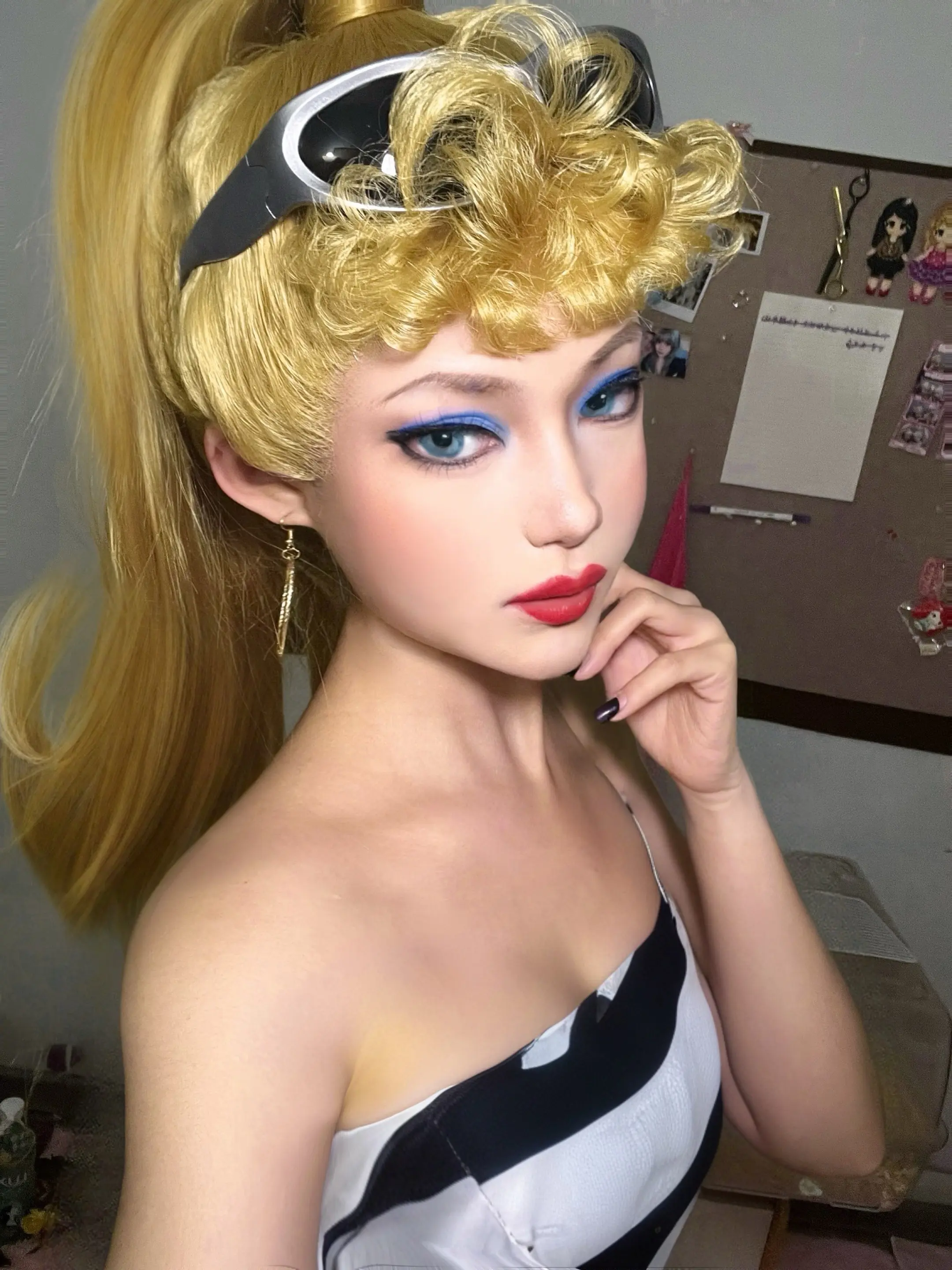 小口哨吹起来。