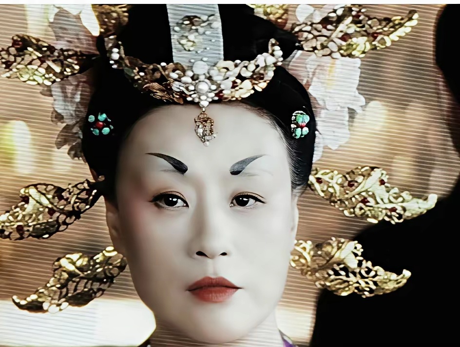 历史上的武则天有勇有谋，更是一位绝色佳人，我有点怀疑，她可能会留这么丑又这么怪的