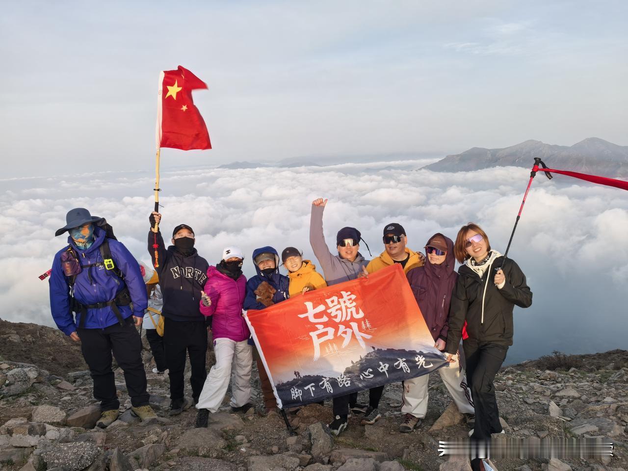 不到东灵山，非英雄！我强烈推荐这里作为徒步胜地。东灵山海拔 2303 米，是北京