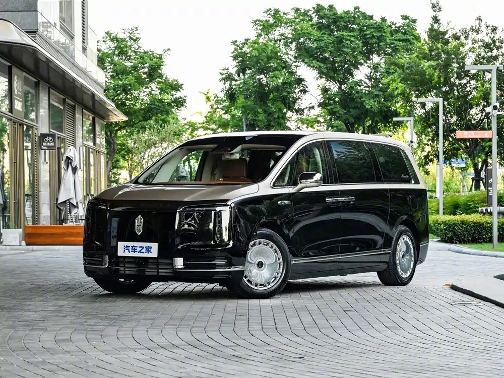 尊界V800在2026年8月正式发布，定位豪华旗舰增程MPV。车身尺寸5495m