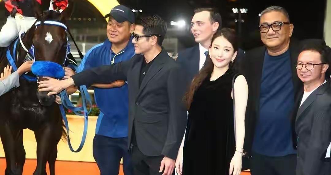 方媛不再是那个只靠老公出名的女人了。
她皮肤紧得像打过光，走路带风，不是练出来的