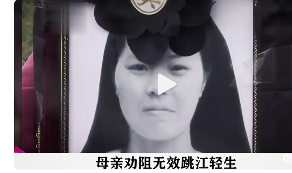 儿子上网打游戏，妈妈找到了，在网吧，大骂，还用巴掌打了他的脸。

儿子面子尽失，