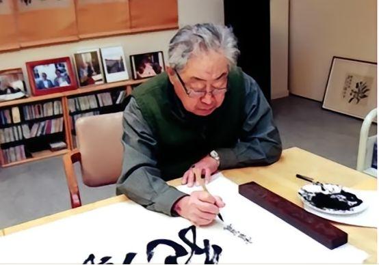 他在百岁生日当天，向美国无偿捐献183件文物，面对质疑，他轻蔑地说，中国保护不了