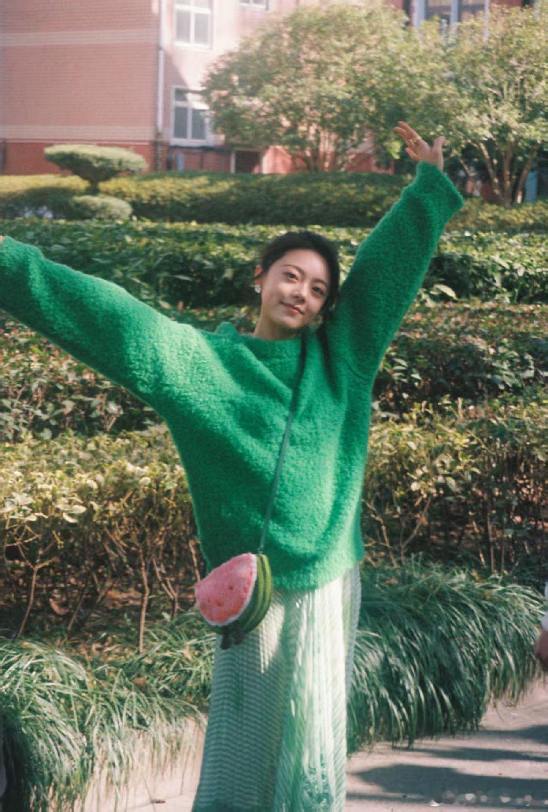 骄阳似我聂曦光毕业照赵今麦晒聂曦光毕业时光赵今麦晒聂曦光毕业照，好青涩的时光~ 