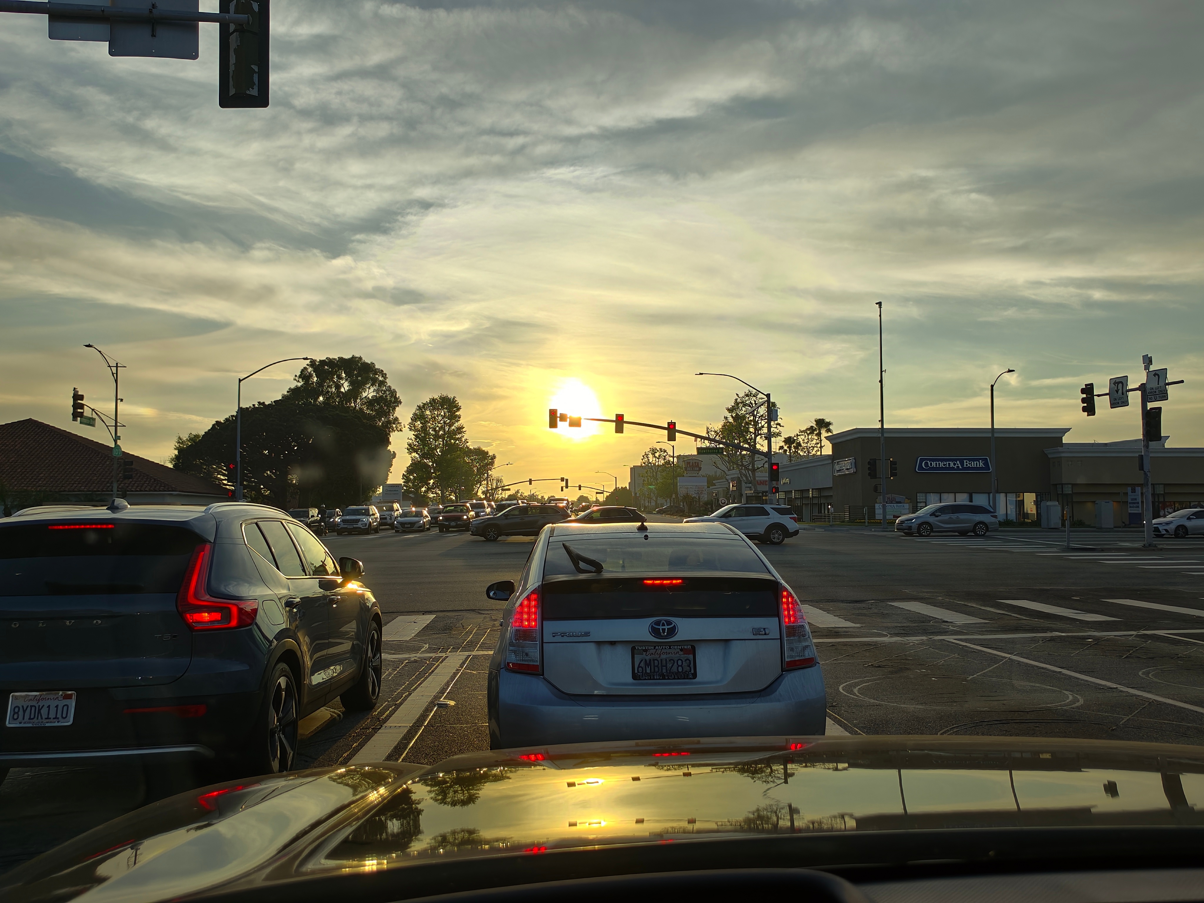 一个非常极端的场景，肉眼实际上被晃得不可见左转灯的状态。但拍成照片放大看还是能看