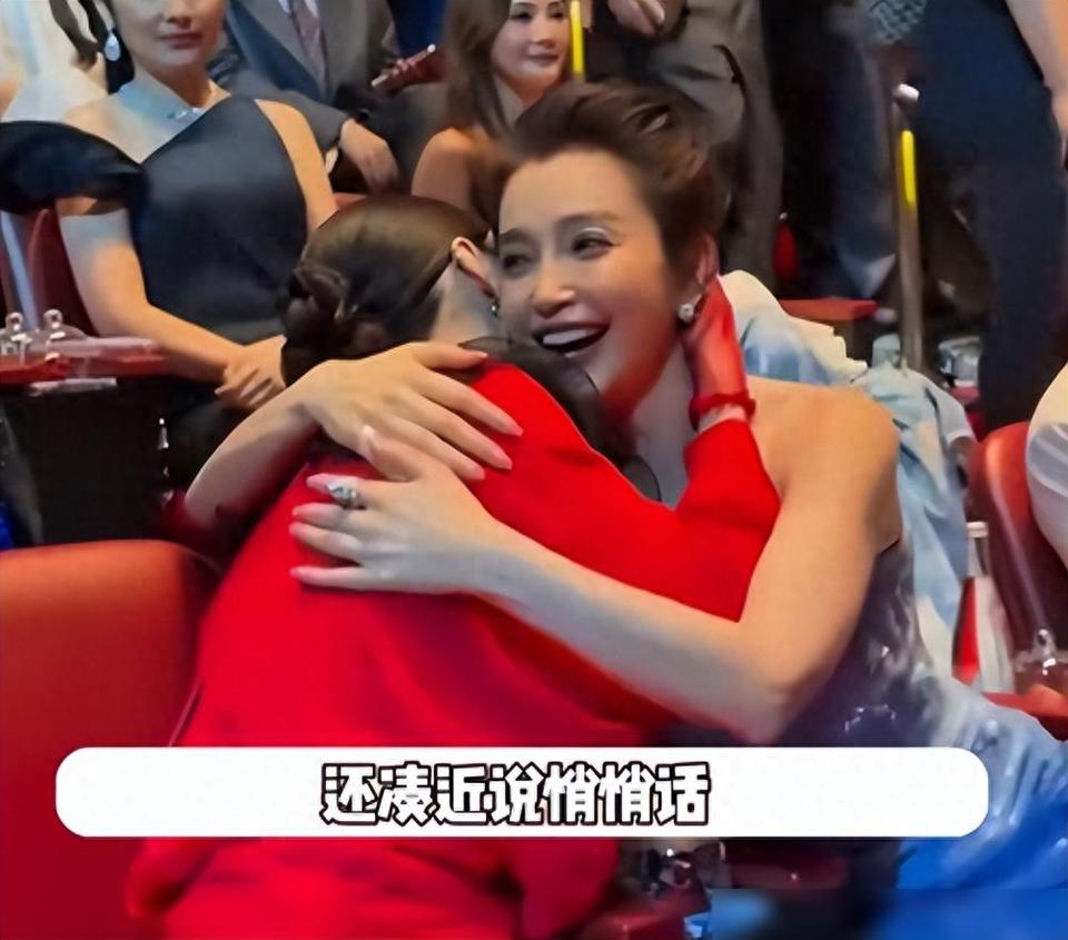 澳门红毯杀疯了！44岁张柏芝骨相鲨疯全网，李冰冰52岁美到犯规，这届姐姐才是真·