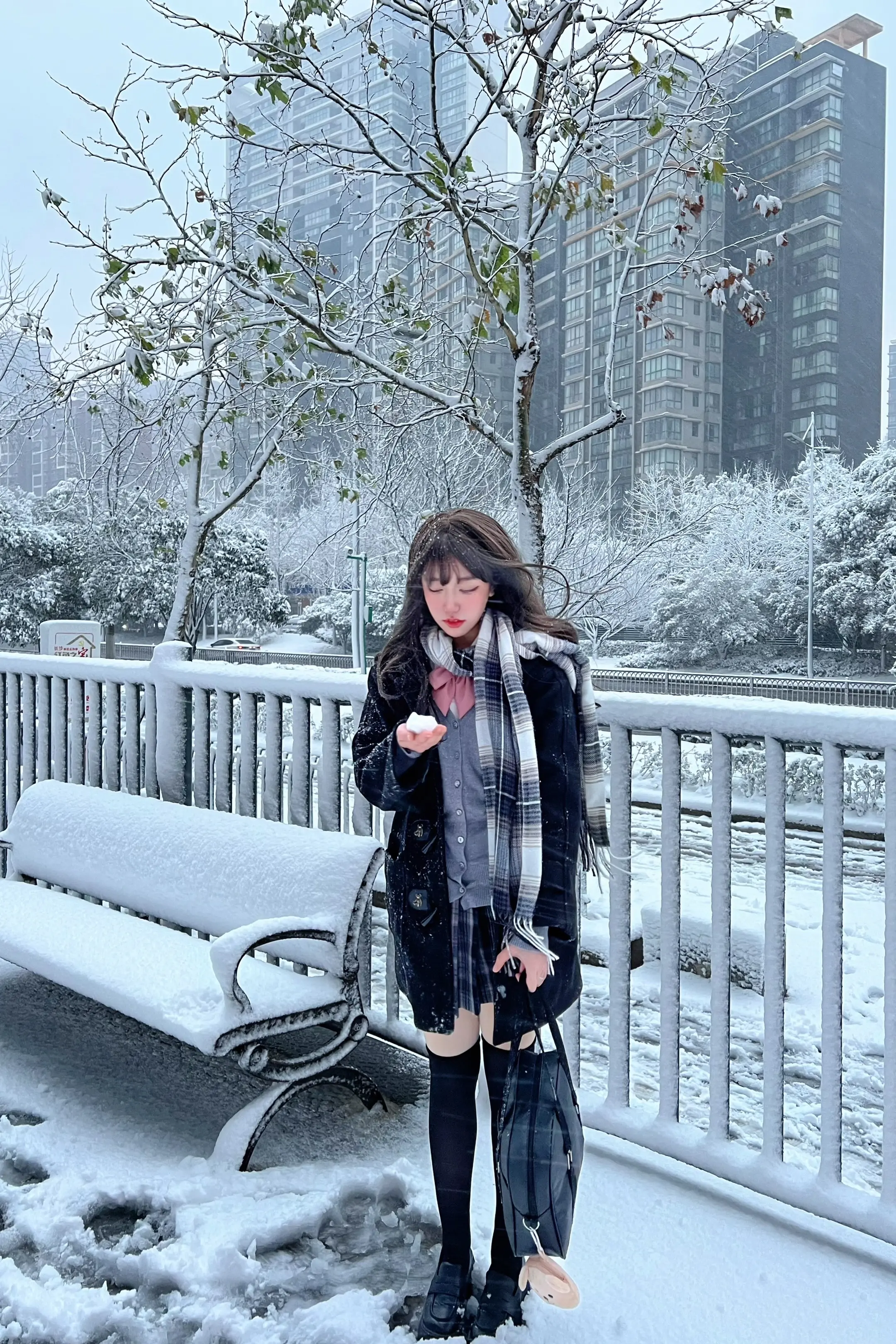 老天爷我应该是沪上公主的 而不是现在在这种挂壁房吃挂壁饭（感觉朋友拍的...