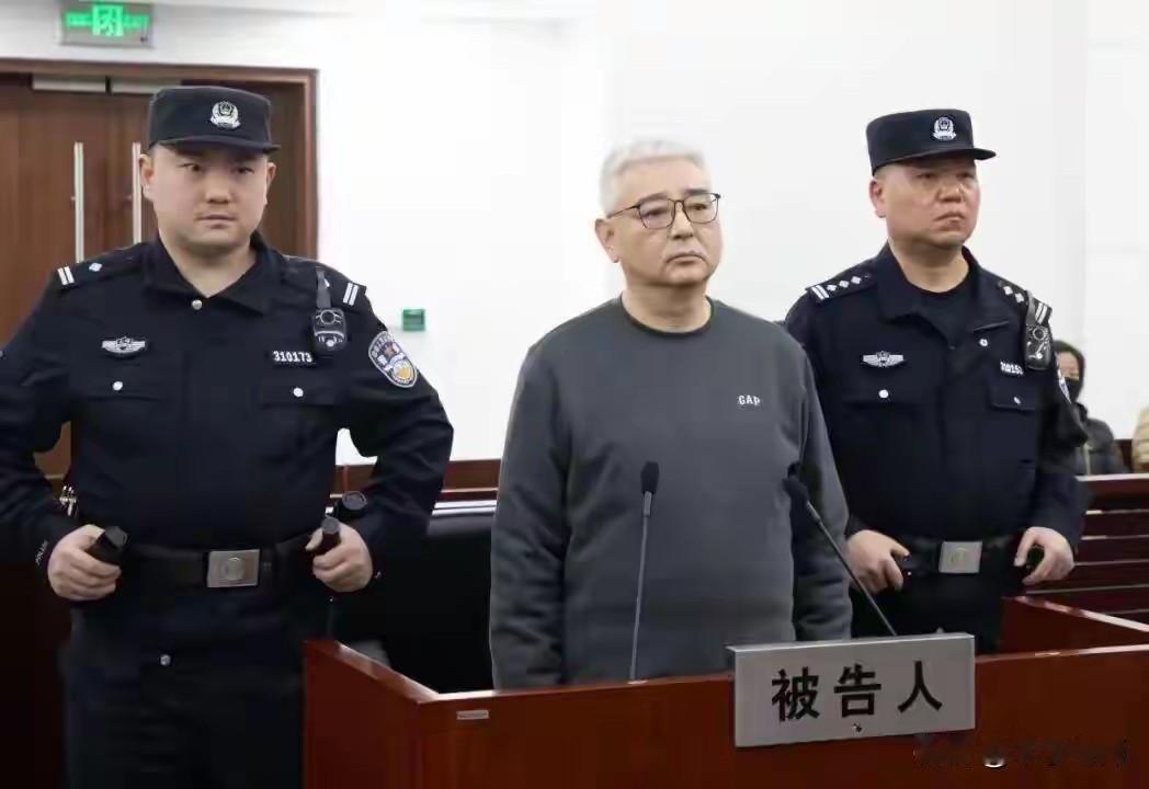 用公款放贷，郑建华一审被判死缓，案发前“7个多亿未追回”，抬着高昂的头接受审判！