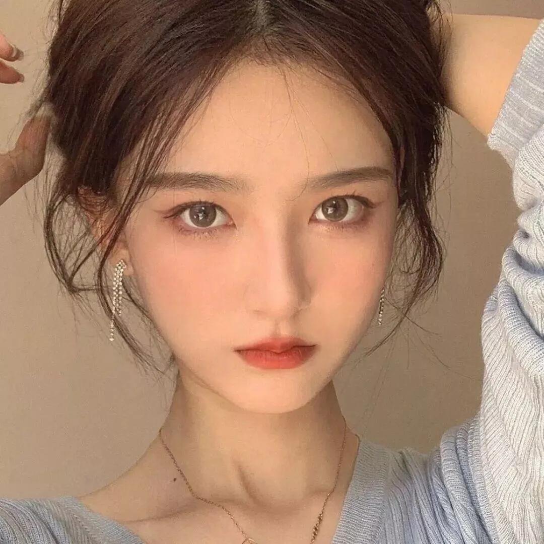 眉眼如画，唇似樱红。绯颜浅笑 眸光浅笑 眉眼如新 温婉眸光 唇睫美人 浅笑眉妆 