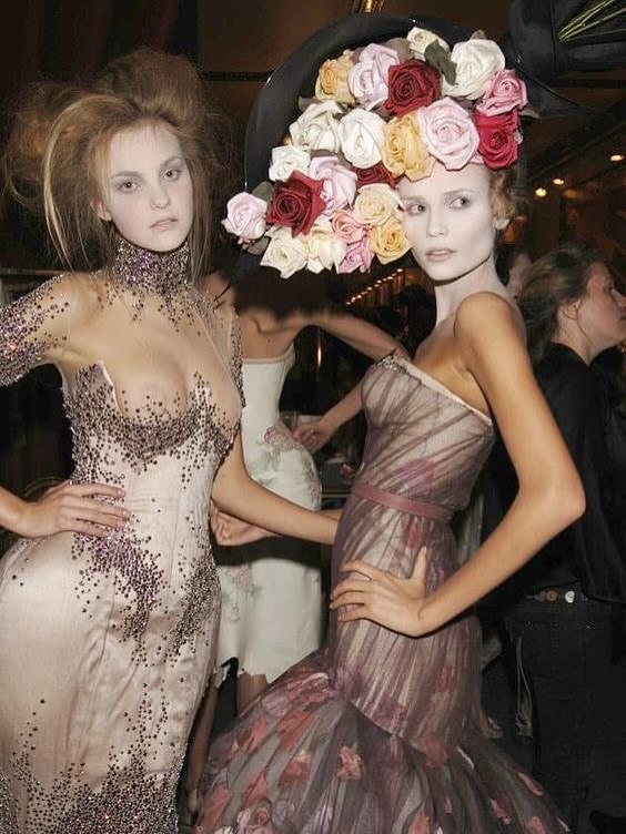 Alexander McQueen 2007春季系列时装🌸花吃了那女孩，来自天