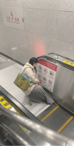 好似拍视频的女子人问:“遇到这种情况，你会怎么办？”
怎么办？女子应该毫不犹豫的