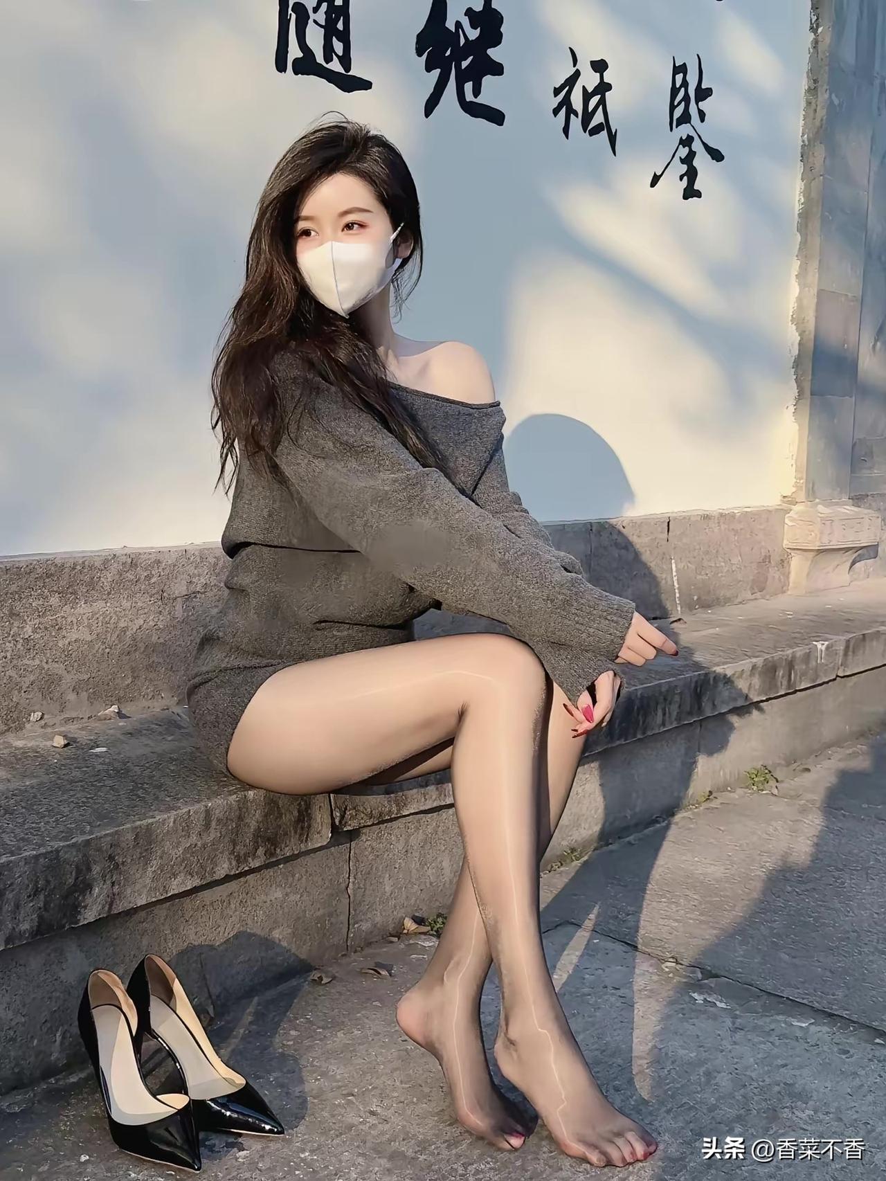 如何看待女生穿丝袜从审美的角度，丝袜能增添女性的柔美气质。