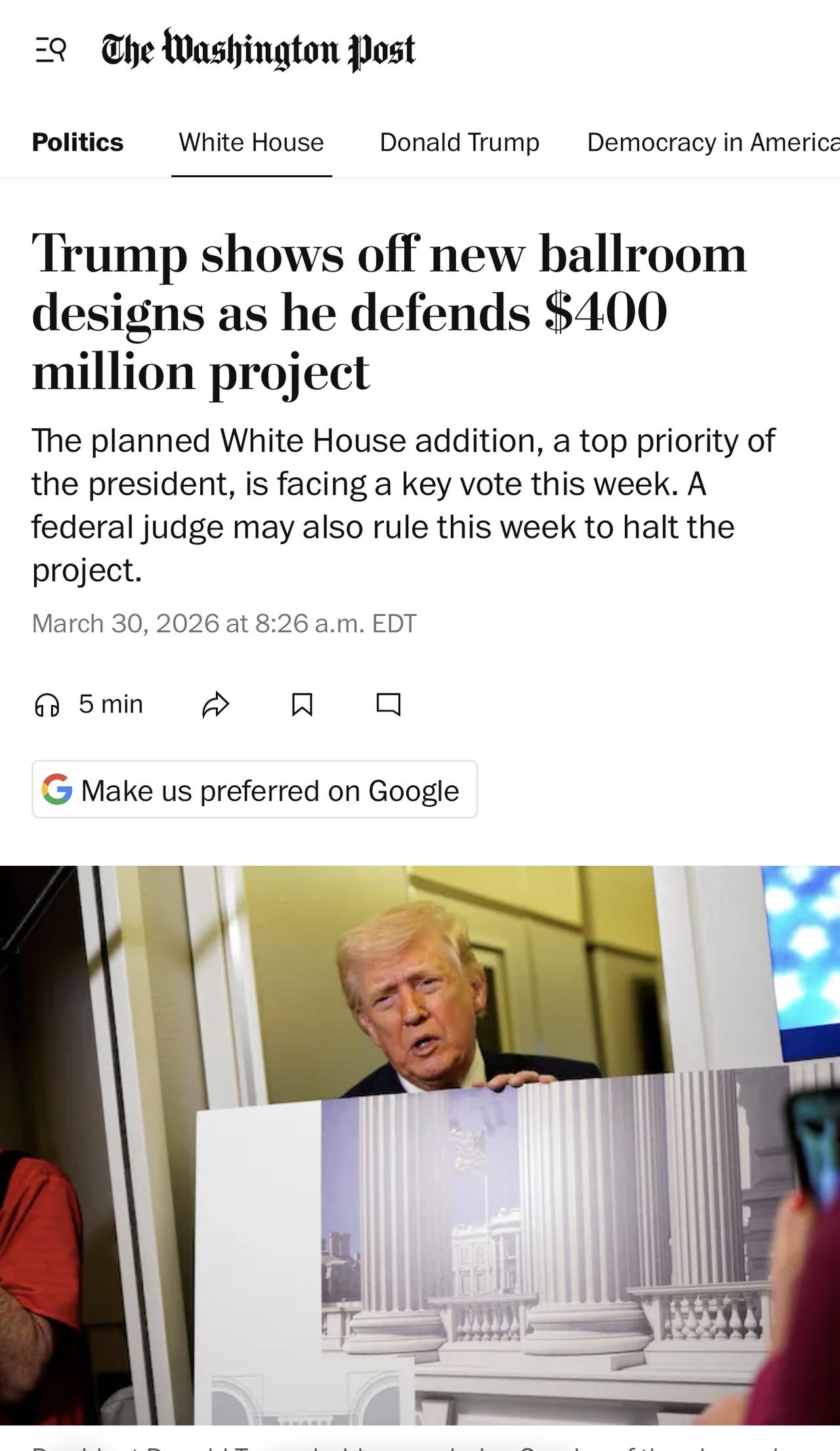 特朗普总统在空军一号上向记者展示了他计划斥资 4 亿美元建造的白宫宴会厅的效果图